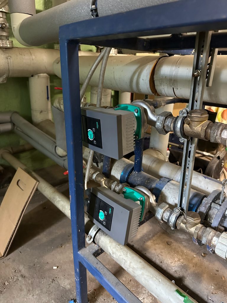 montaż pomp obiegowych, usługi hydrauliczne dla spółdzielni