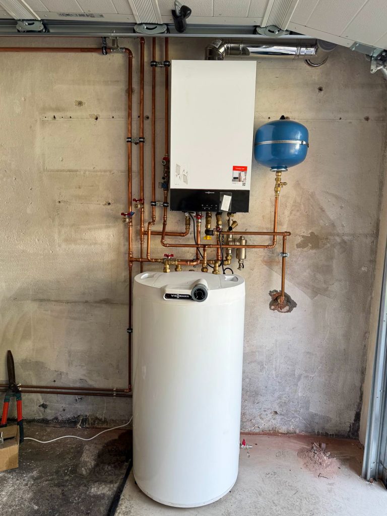 Montaż kotła gazowego kondensacyjnego wraz zasobnikiem montaż zasobnika i kotła na gaz